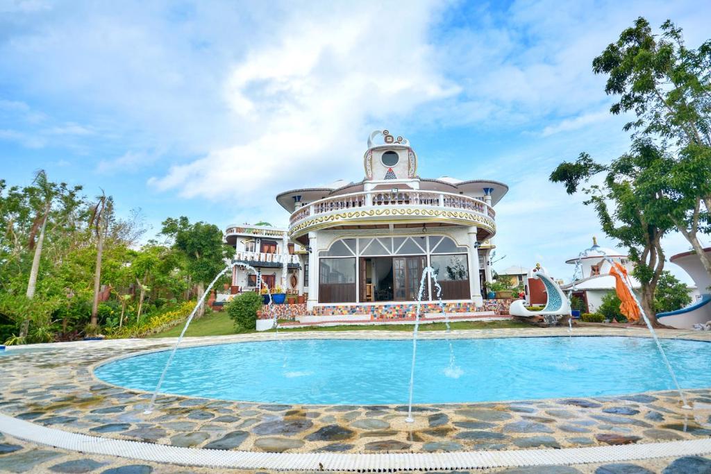 长滩岛Casa de Arte的一座大房子,前面设有一个游泳池