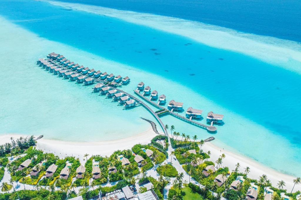 南马累环礁Hard Rock Hotel Maldives - Book Full Board and get Free Upgrade to All Inclusive - 50 Percent Off Roundtrip Transfer - For Stays Until 31 Oct 2024的享有海滩和码头的空中景致