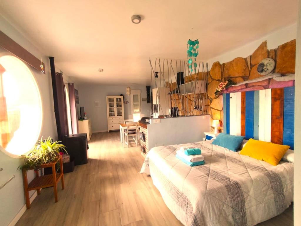 罗夫莱多德查韦拉AlmenaraLove Bellaluna的一间卧室设有一张床和一间客厅。