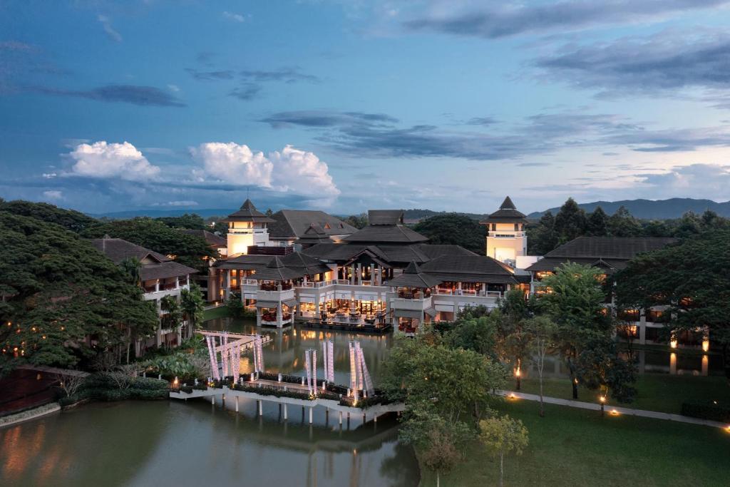 清莱Le Meridien Chiang Rai Resort, Thailand的享有河流度假胜地的空中景致