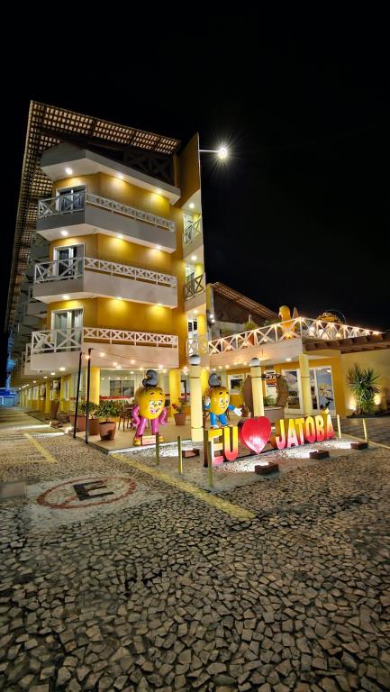 阿拉卡茹贾托巴海滩酒店的前面有很多标志的建筑