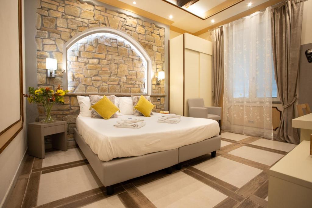 皮亚琴察Antica Piacenza的酒店客房,设有床铺和石墙