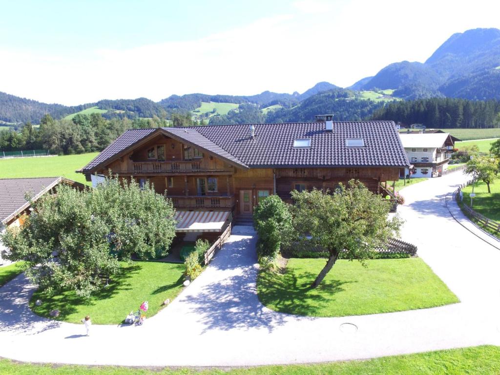 阿尔普巴赫谷地赖特Exquisite Apartment in Reith im Alpbachtal near Ski Resort and Lake的享有树木繁茂的大型木质房屋的顶部景致