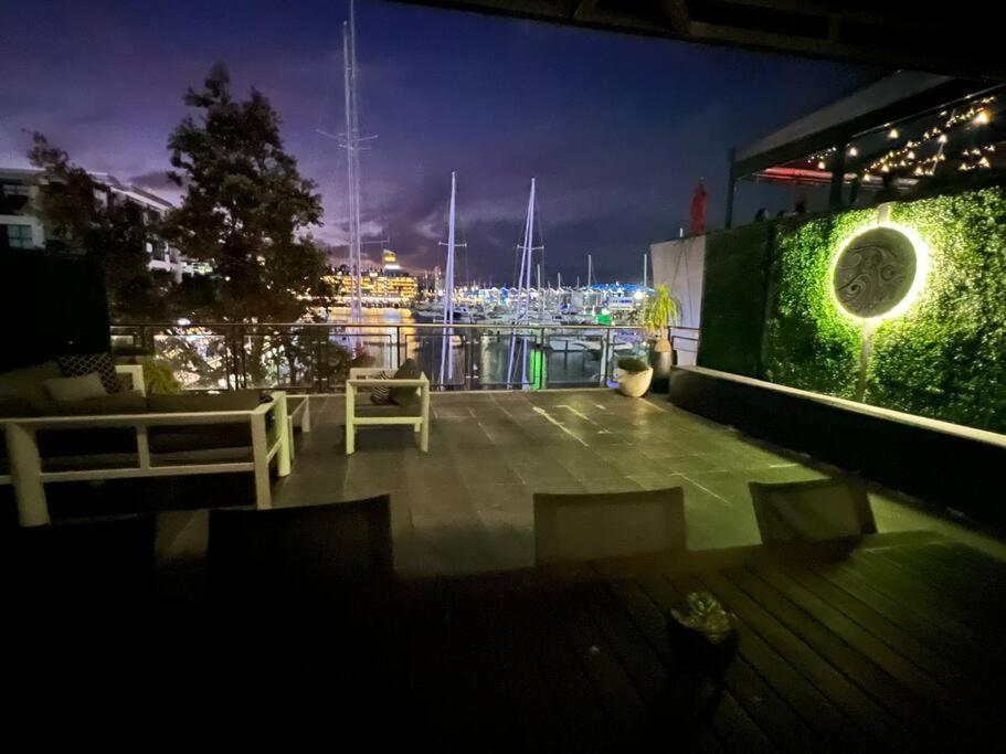 奥克兰THE VIADUCT WATERFRONT LUXURY - Views & Location!的阳台享有夜间码头的景致