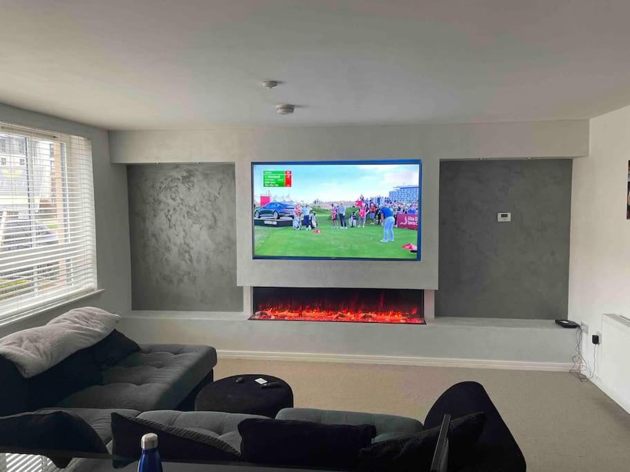 格拉斯哥03 Glasgow Flat的客厅设有壁挂式平面电视。