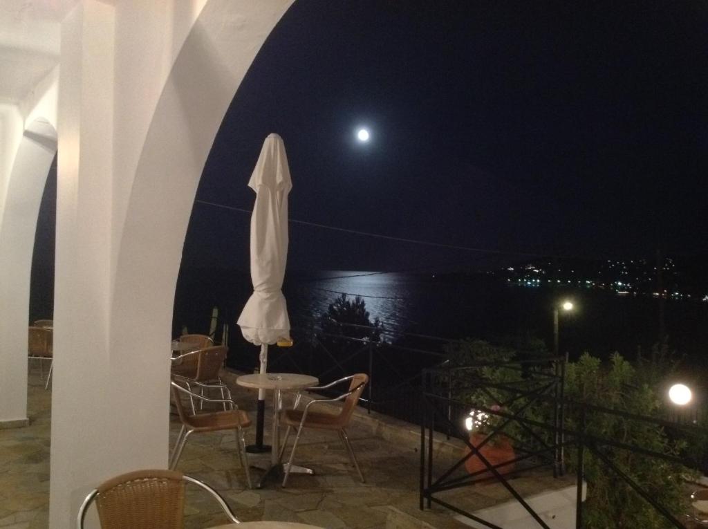 波罗斯特拉富罗斯公寓的夜晚从庭院欣赏月亮的景色