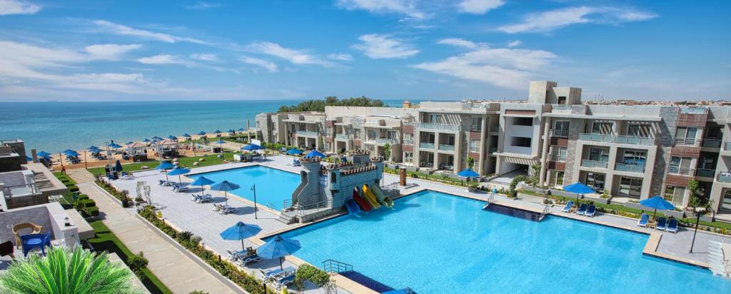 艾因苏赫纳Elite Residence & Aqua Park的享有度假村的空中景致,设有大型游泳池