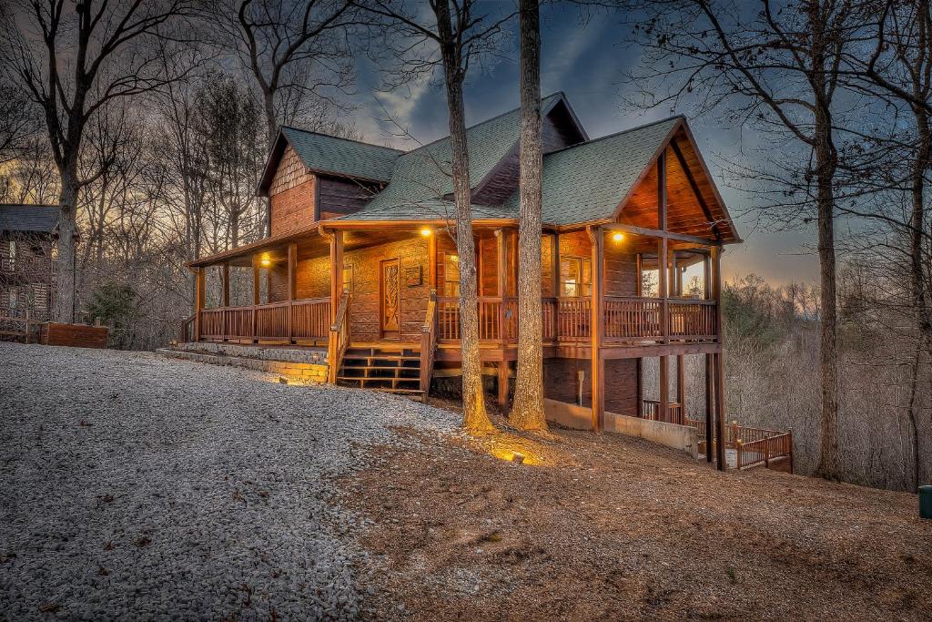 蓝岭Cozy Blue Ridge Cabin in Heart of the Mountains的森林中的一座大型木屋