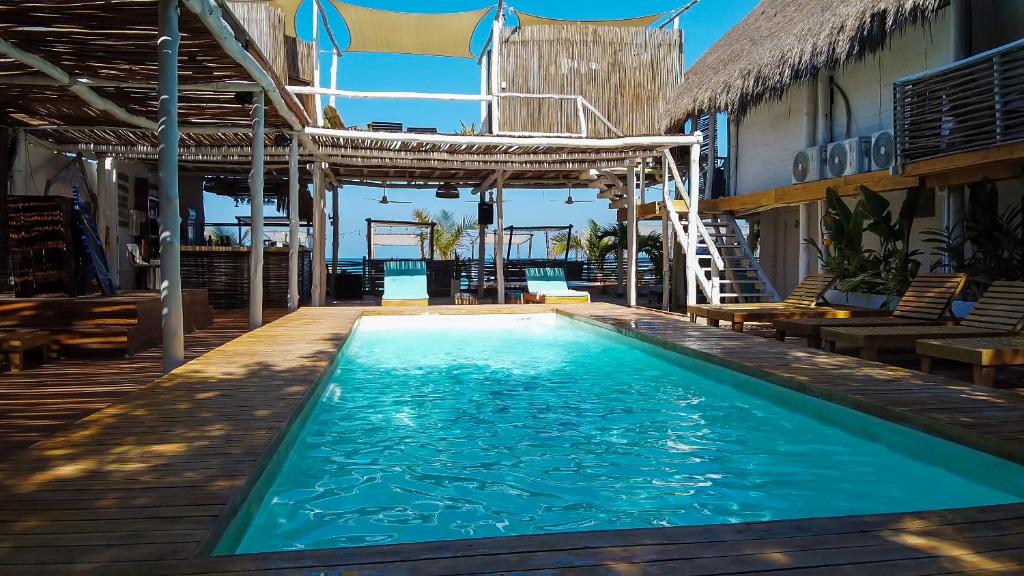 巴尔NENA BEACH CLUB & HOTEL的一座带木甲板和大楼的游泳池