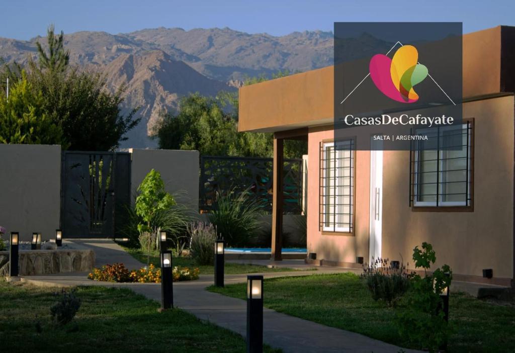 卡法亚特Casas de Cafayate的建筑的侧面有标志