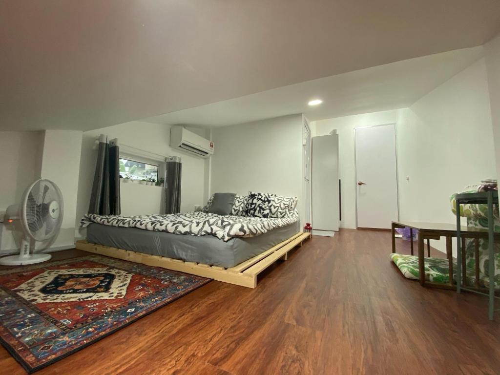 新山Sweet Loft Homestay的卧室铺有木地板,配有一张大床