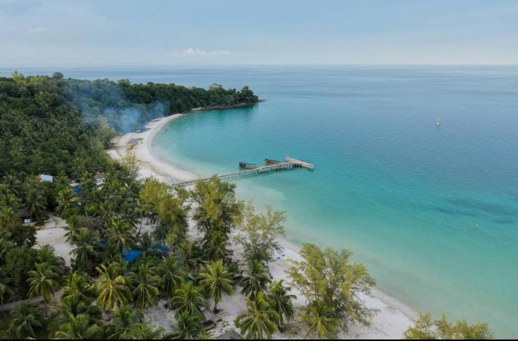 瓜隆岛班南简易别墅和餐厅宾馆的海滩空中景色,在水面上设有码头