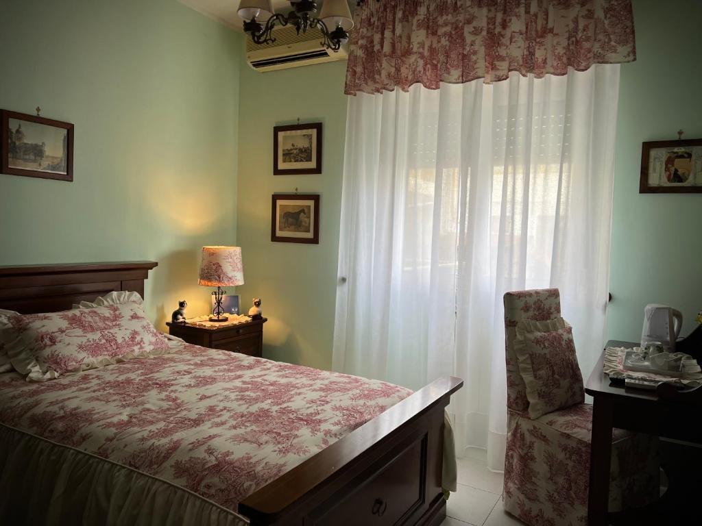 圣塔马利奈拉Al civico 28的卧室配有床、椅子和窗户。
