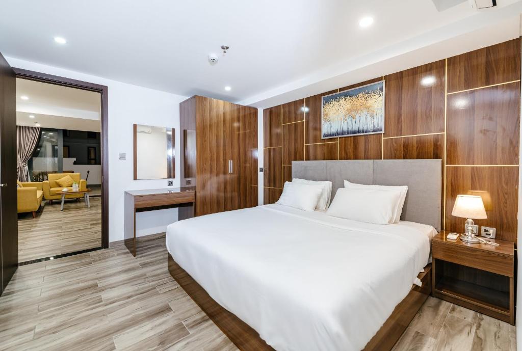 岘港SWEDEN HOTEL and APARTMENT的一间带大床的卧室和一间客厅