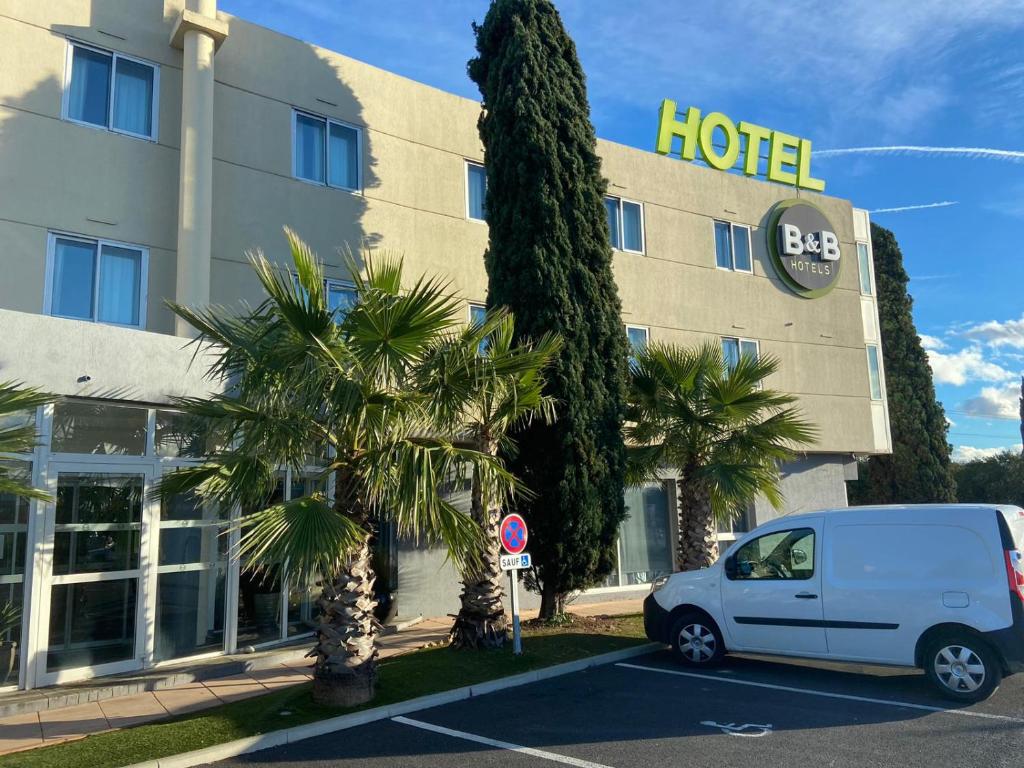 圣埃尔斯B&B HOTEL Montpellier Vendargues的停在酒店前的白色汽车