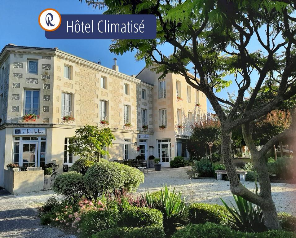索容Hotel Le Richelieu - Royan Atlantique的一座位于庭院中间的酒店,有一座建筑