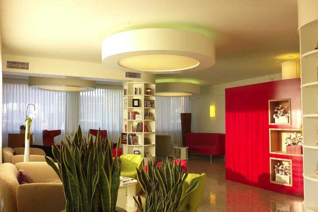 科内利亚诺优罗烈斯特酒店的带沙发和红色墙壁的客厅