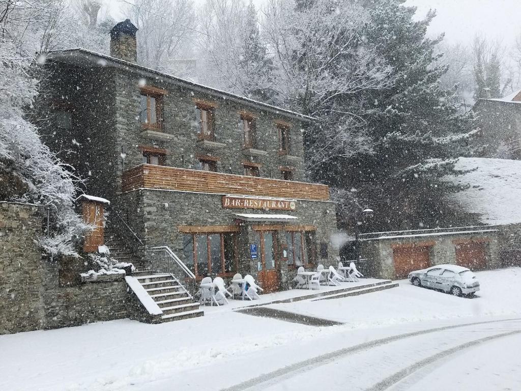 克拉尔夫斯隆切特斯旅馆的一座建筑物,人们坐在外面雪中