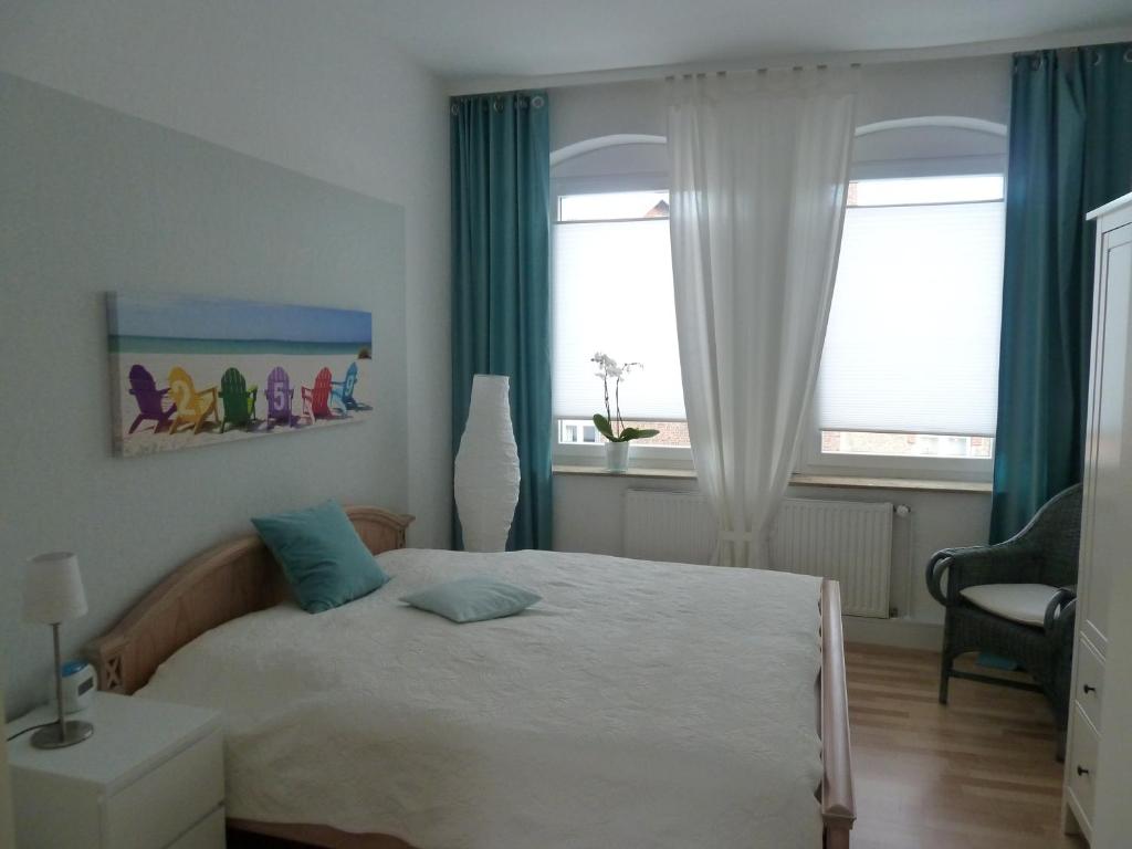 博特罗普Glück im Kohlenpott的一间卧室设有一张床和两个窗户。