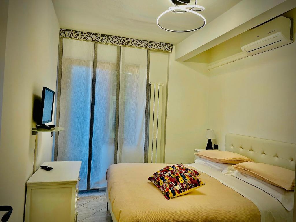 蒙特罗索阿尔马雷Acciuga的一间卧室设有一张大床和一个窗户。