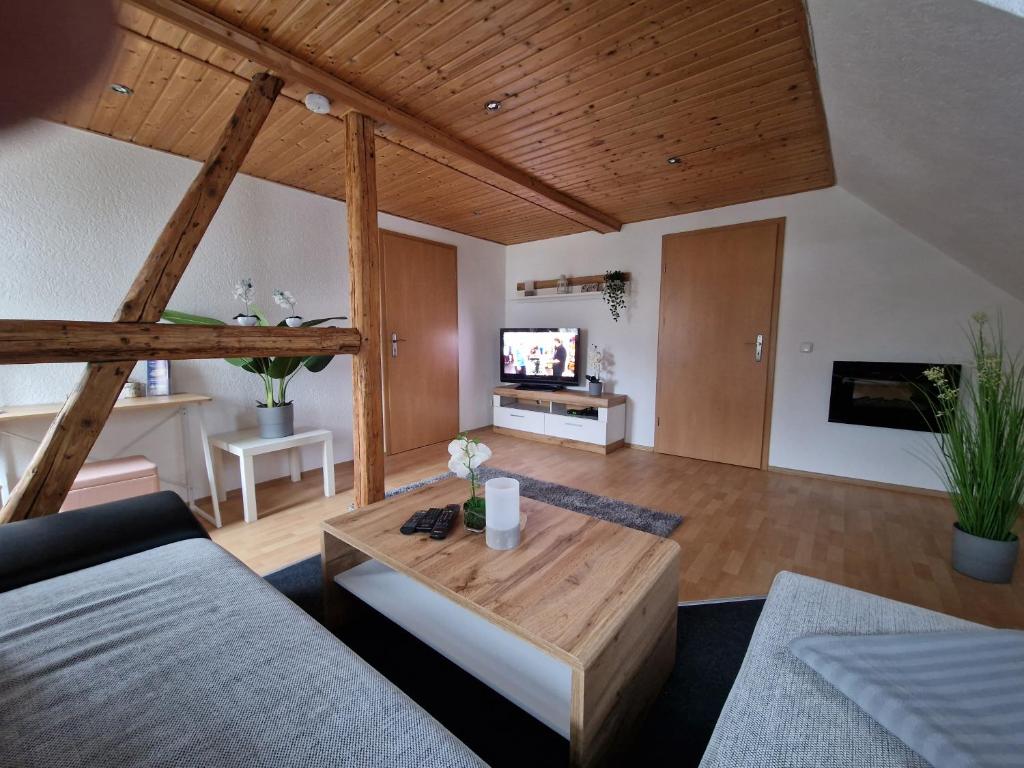BurkhardtsdorfFerienwohnung Haus Sonnenblick的客厅配有沙发和桌子