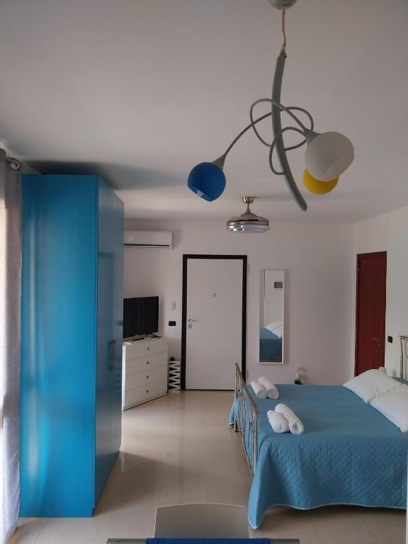 奥特朗托Appartamento Memorie的一间卧室配有蓝色的床和电视