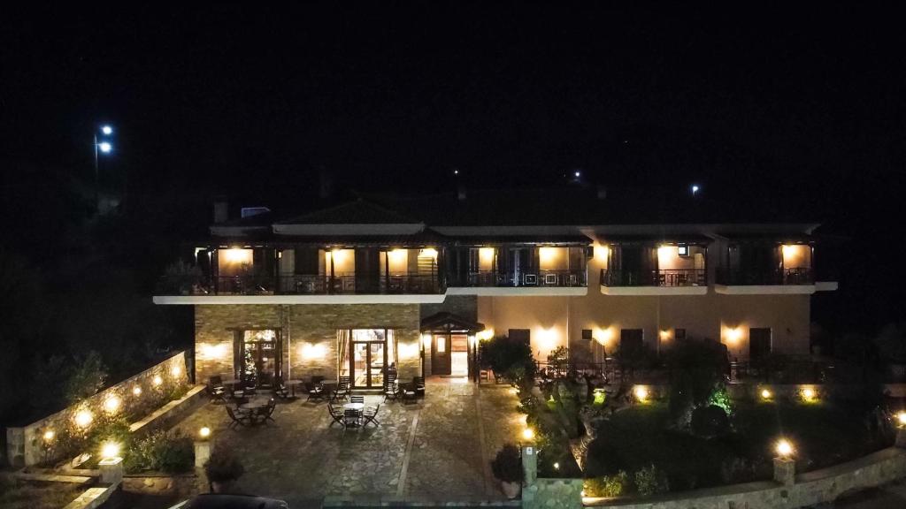 卡兰巴卡达拉斯精品酒店的一座晚上有灯的建筑