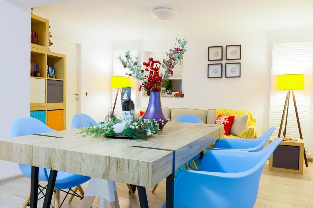 斯特拉扎Casa AVA的一间带木桌和蓝色椅子的用餐室