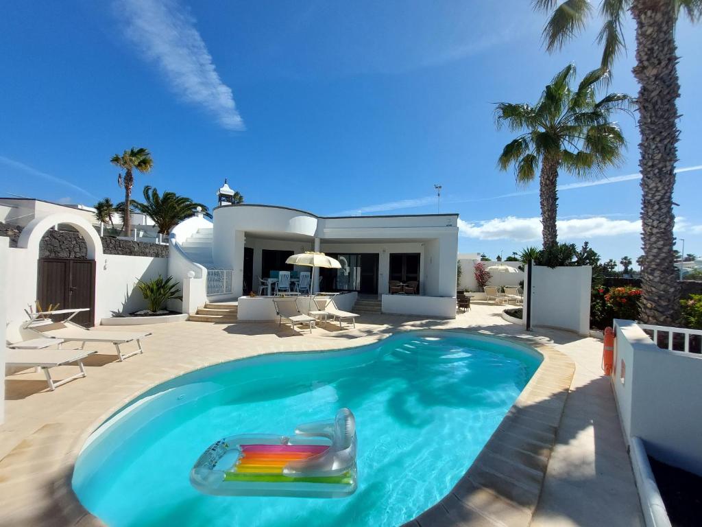 普拉亚布兰卡Sol y Luna Room & Suite Lanzarote Holidays的别墅后院的游泳池