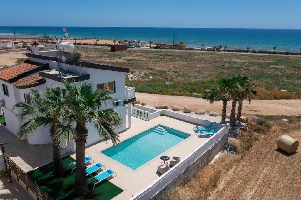 阿依纳帕Villa suncity Boutique Beachfront的享有房子的空中景致,设有游泳池和海滩