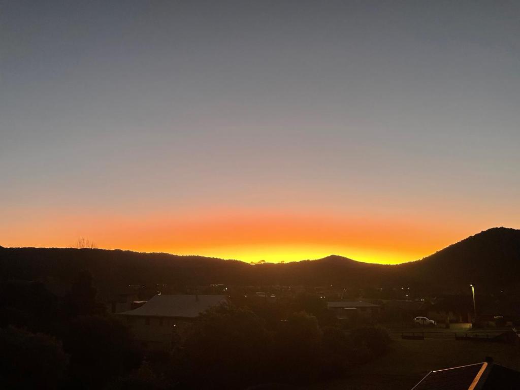 WaikawaMoana BnB, Waikawa Bay, Picton的山 ⁇ 城市的日落