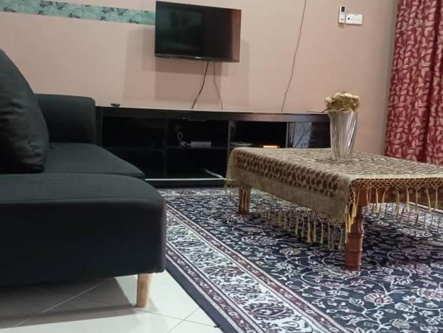哥打巴鲁Nafili homestay 3bd 2br的带沙发、桌子和电视的客厅