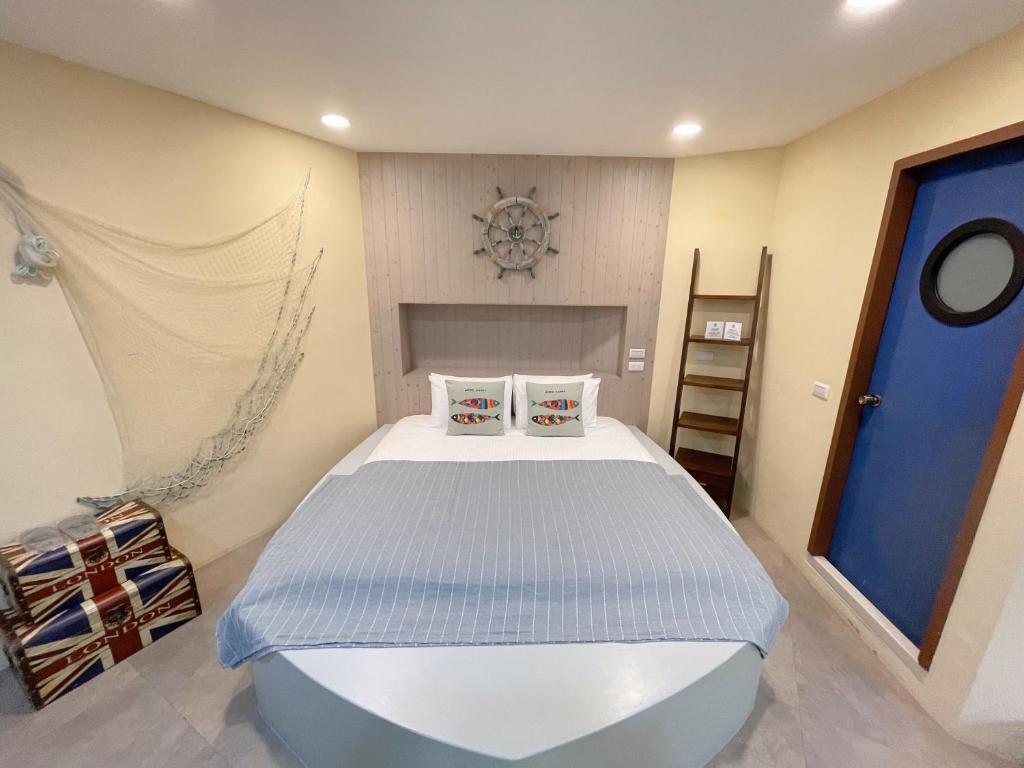 鱼池乡日月潭五船民宿 5Boat B&B的卧室配有一张白色大床
