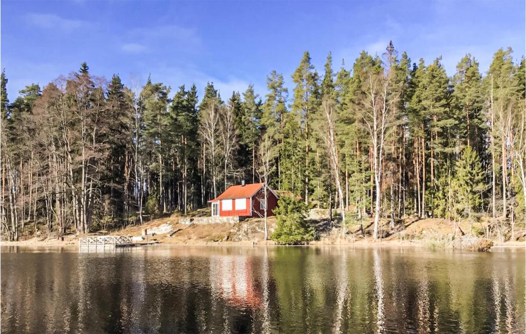 FröviGorgeous Home In Frvi With House Sea View的湖中的一个岛上的红色小屋