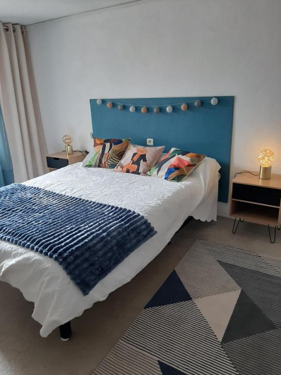 博凯尔Chambre d'hôte Chez Josie的卧室里一张带蓝色床头板的床