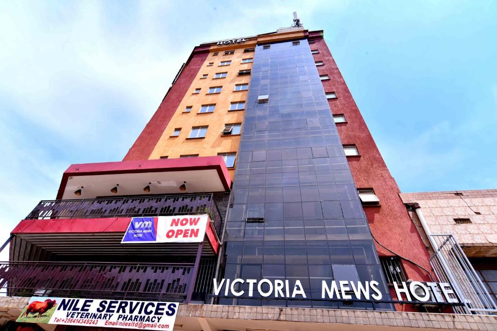 坎帕拉Victoria Mews Hotel的前面有标志的高楼