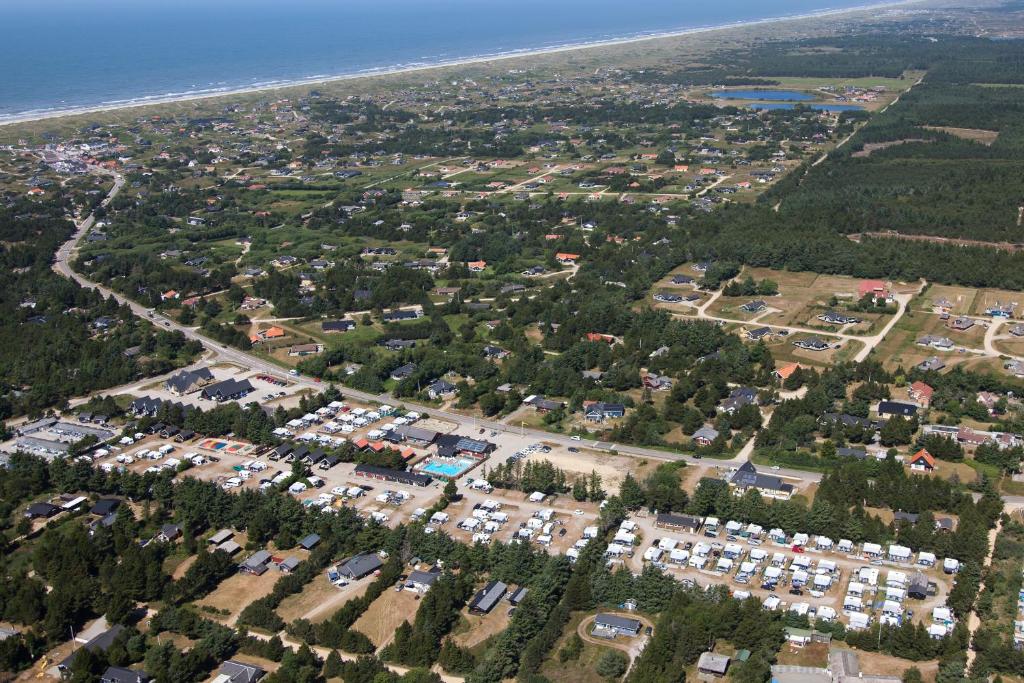 瓦伊厄斯斯特兰德维杰斯家庭小屋营地的享有毗邻大海的停车场的空中景致