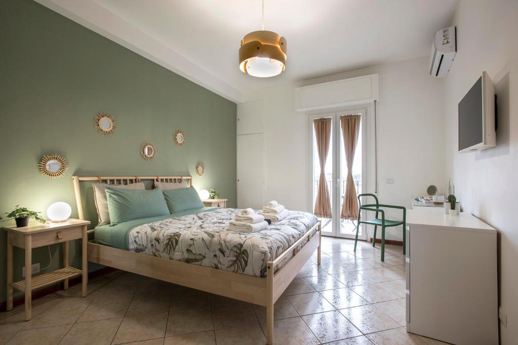 罗马Stylish & Cozy - 5 Star Location- Balcony - City View的一间卧室配有一张床铺和一张桌子,还设有一间厨房