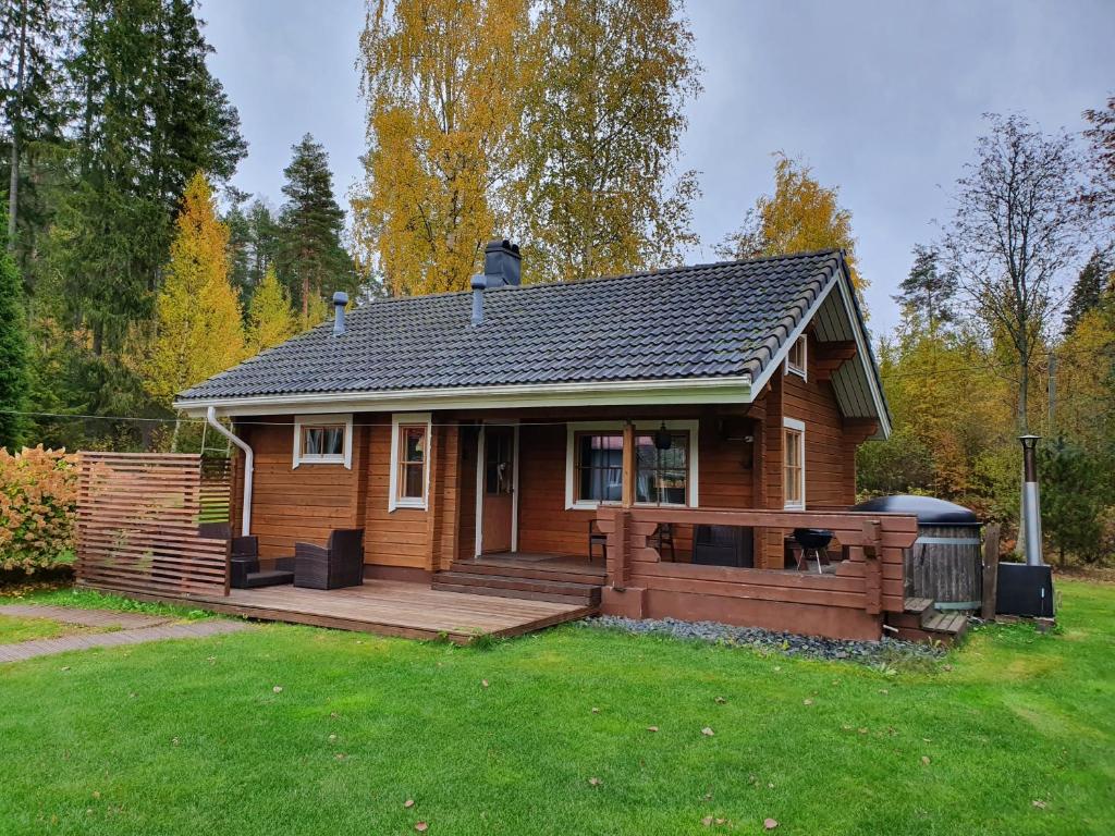 NurmijärviPeaceful log cabin in the country的小型木制房屋设有大型木制甲板