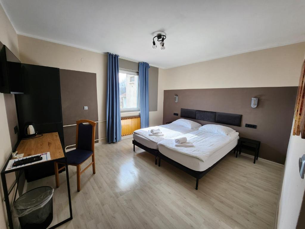 ŽirovnicaPension Knafel的一间卧室配有一张床、一张桌子和一张书桌