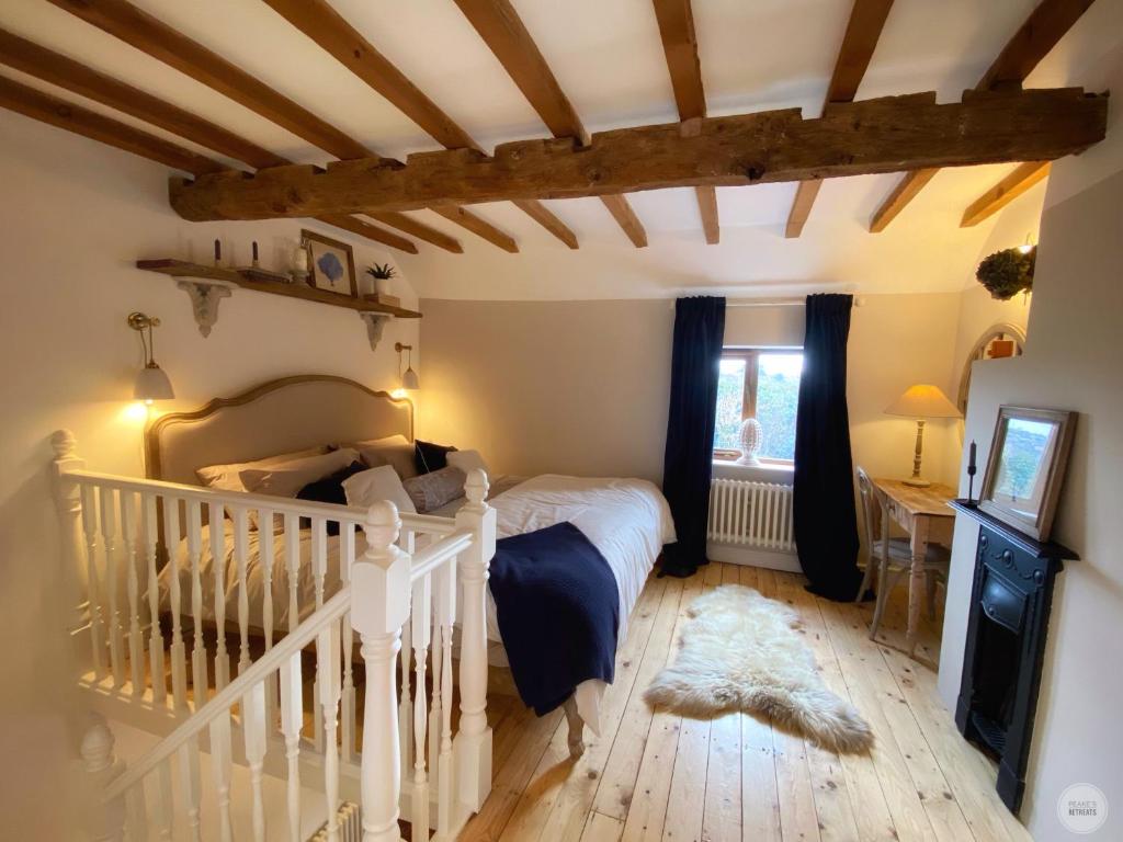 塔特伯里Castle View by Peake’s Retreats的卧室配有白色的床和楼梯。