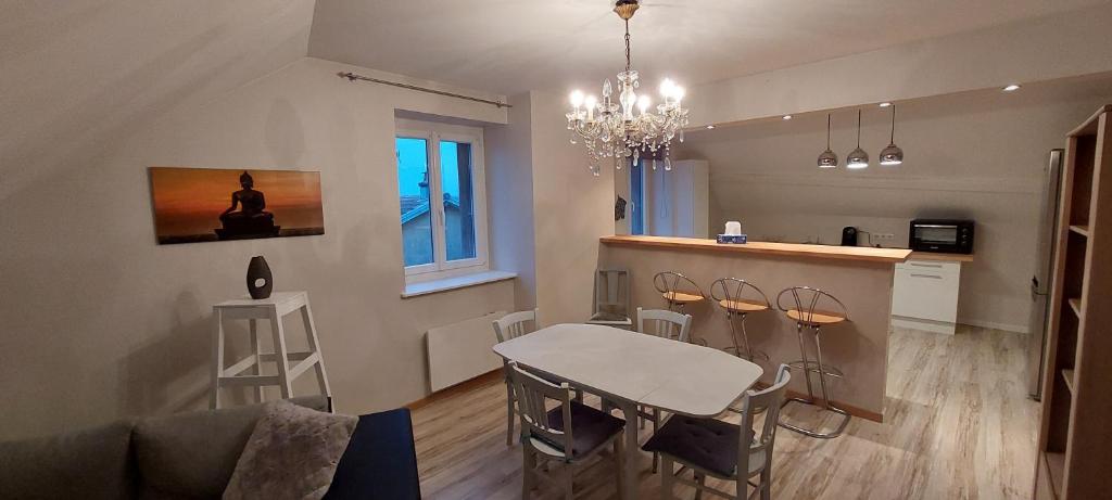 唐莱沃斯热charmant & relaxant F3的一间带桌椅的客厅和一间厨房