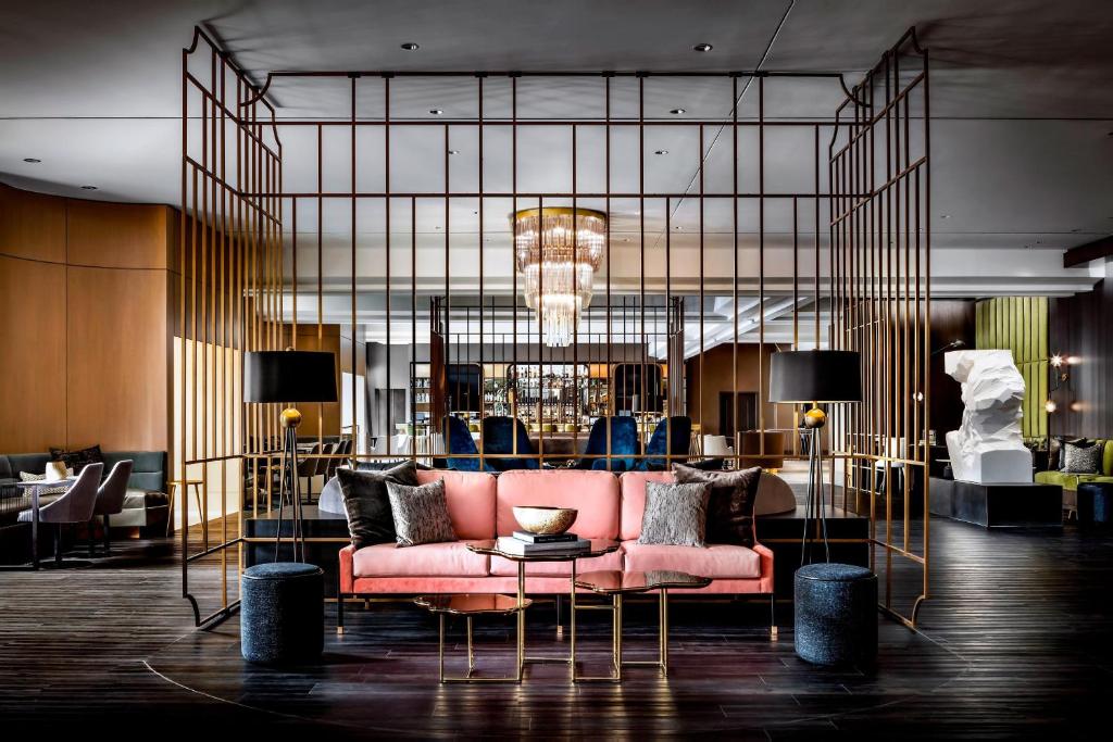 芝加哥芝加哥密歇根大街格温豪华精选酒店的客厅配有粉红色的沙发和吊灯。