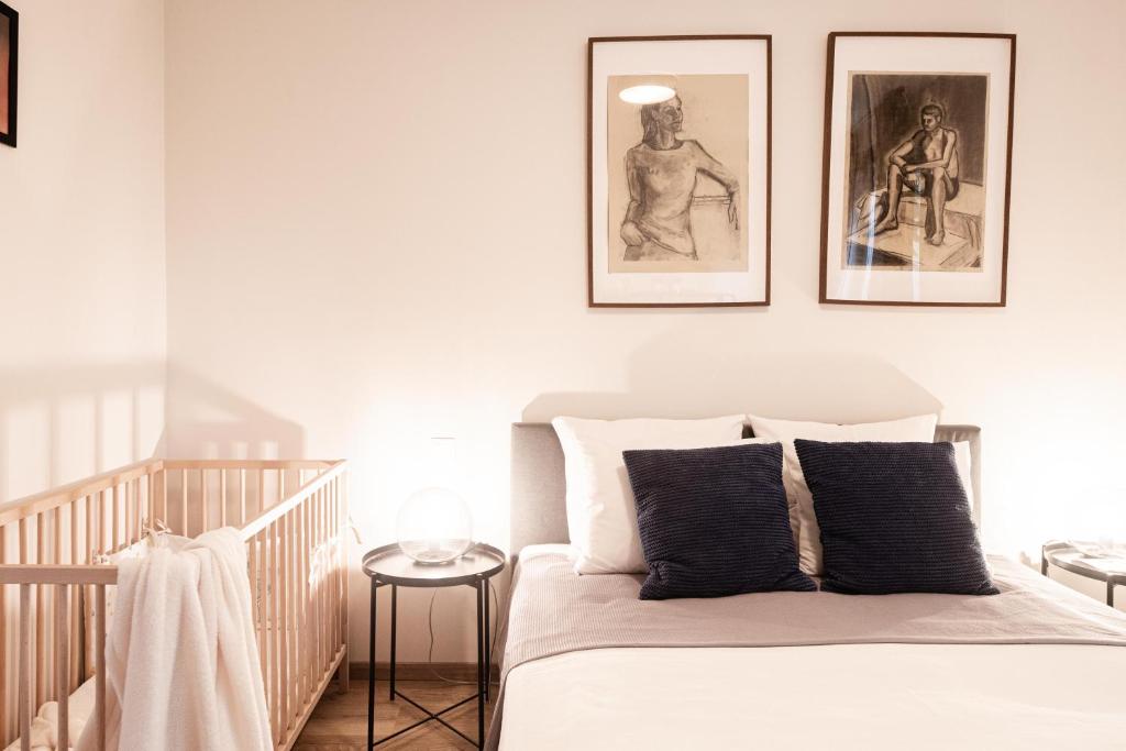 希欧福克OAK Residents Siófok的卧室配有一张墙上三幅照片的床