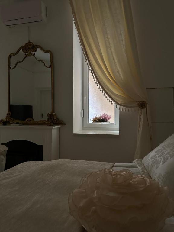 蒂米什瓦拉FSF Boutique Apartament的一间卧室配有一张床、镜子和窗户