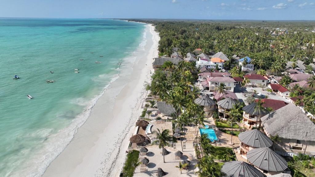 帕杰Zula Zanzibar的蓬塔卡纳高级度假村享有海滩的空中景致