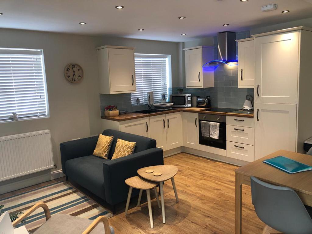 奥尔弗里顿Modern 2-Bed House and Parking Tibshelf Derbyshire的带沙发的客厅和厨房