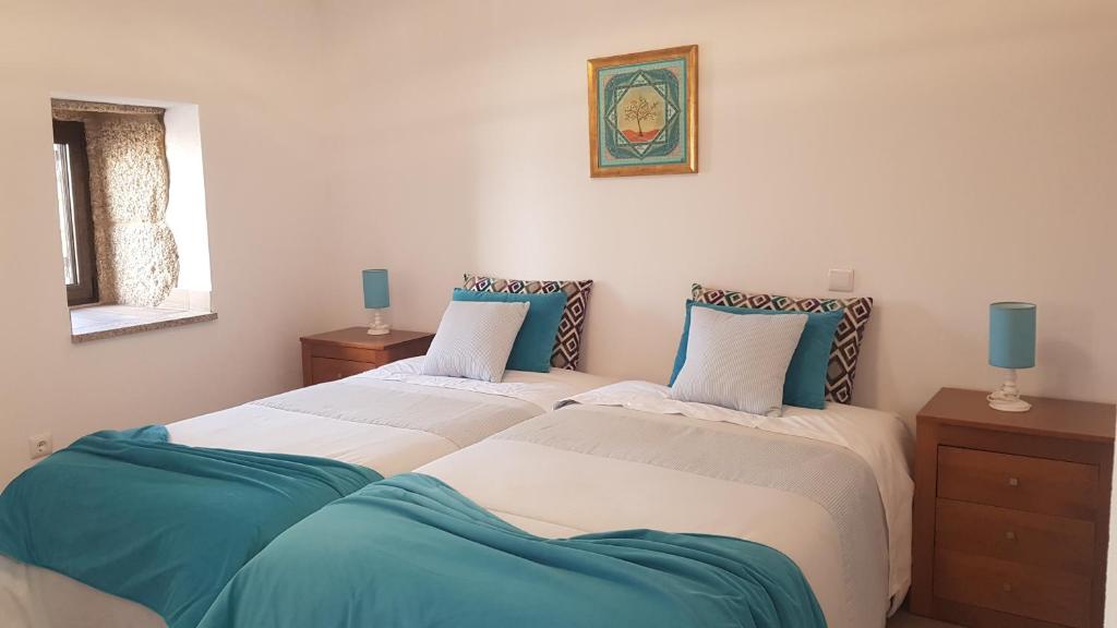 贝尔蒙特Isabel de Gouveia的蓝色和白色的客房内的两张床