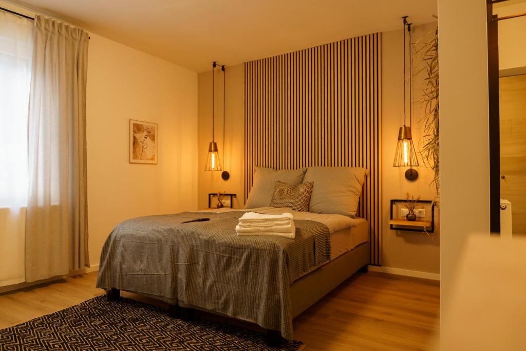 科布伦茨Premium Apartments Koblenz的一间卧室配有一张床,上面有两条毛巾