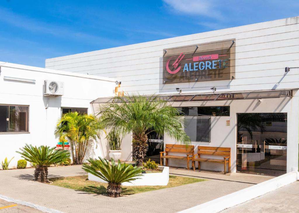 阿莱格雷特Hotel Alegrete的外面有棕榈树的快餐店